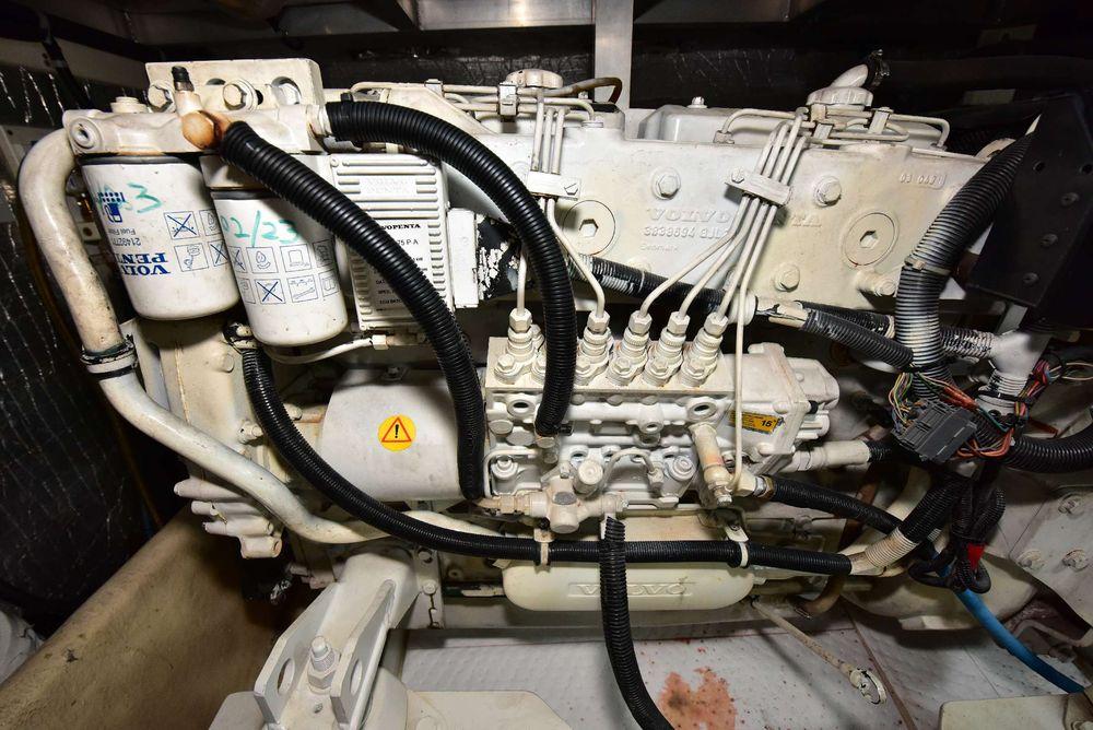 57' 2004 Navigator Rival