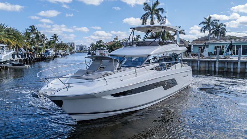 52' 2021 Prestige 520 Flybridge