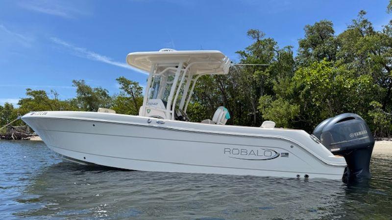 24' 2021 Robalo R242 Center Console