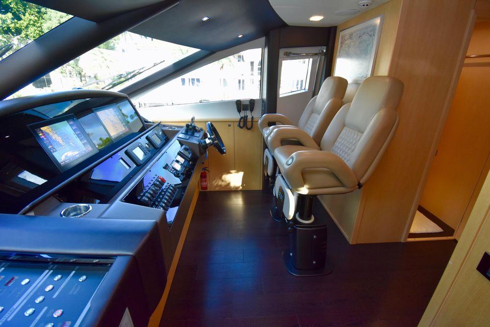 88' 2014 Sunseeker Yacht