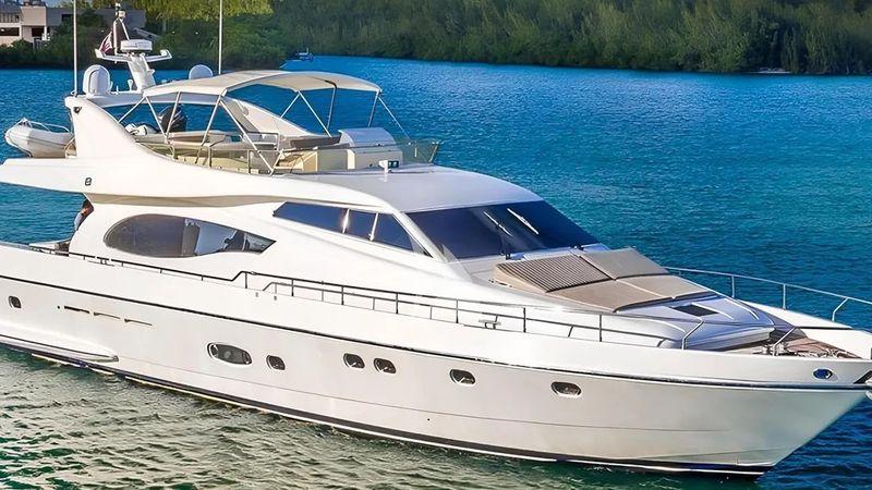 72' 2002 Ferretti Yachts 720