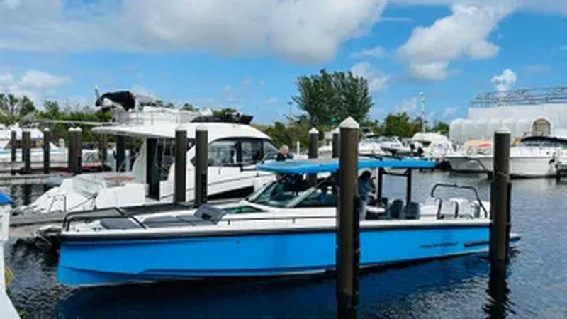 37' 2021 Axopar 37 Sun Top