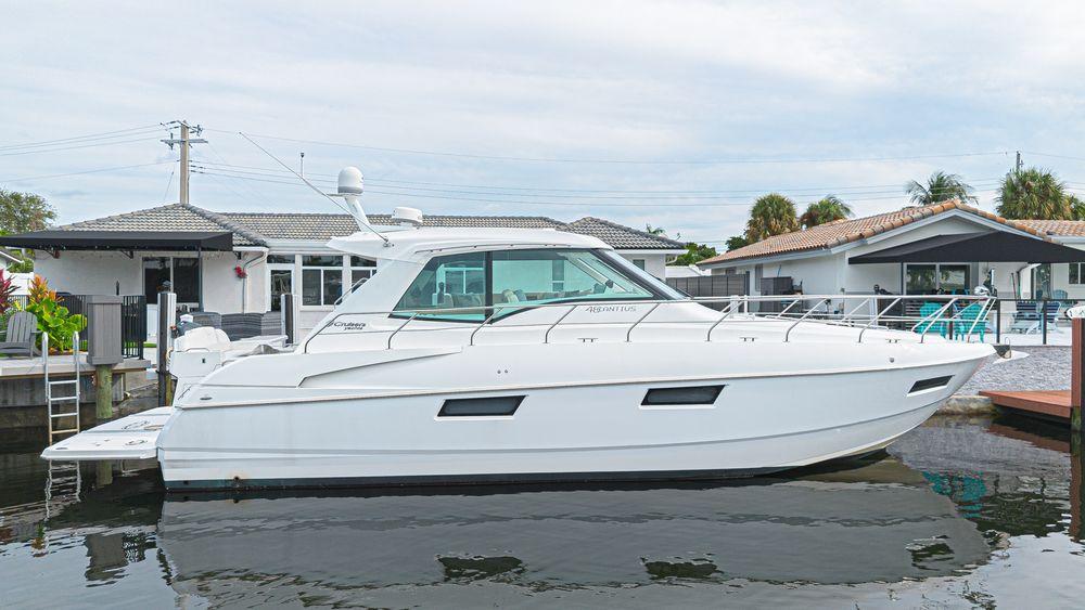 48' 2012 Cruisers Cantius