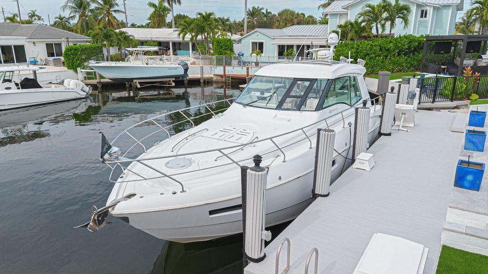 48' 2012 Cruisers Cantius