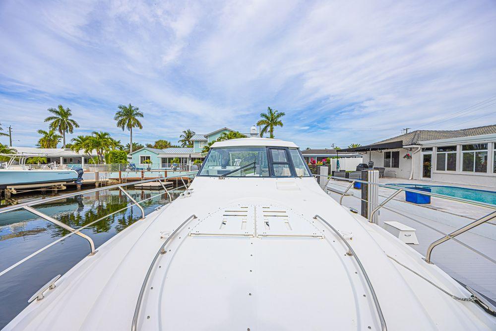 48' 2012 Cruisers Cantius