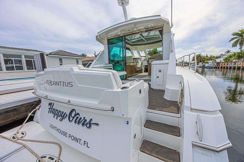 48' 2012 Cruisers Cantius