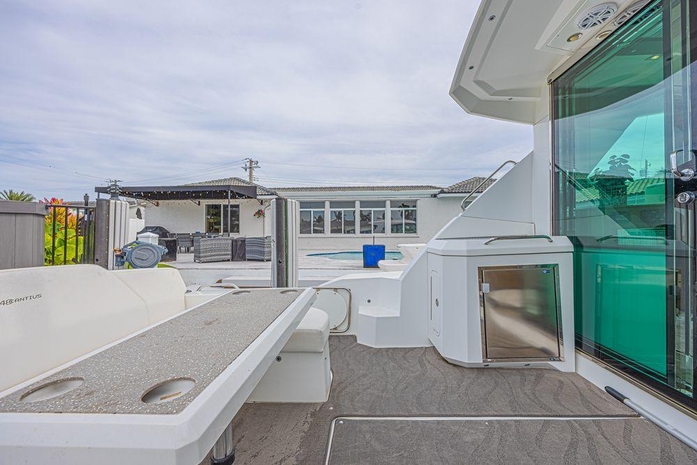 48' 2012 Cruisers Cantius