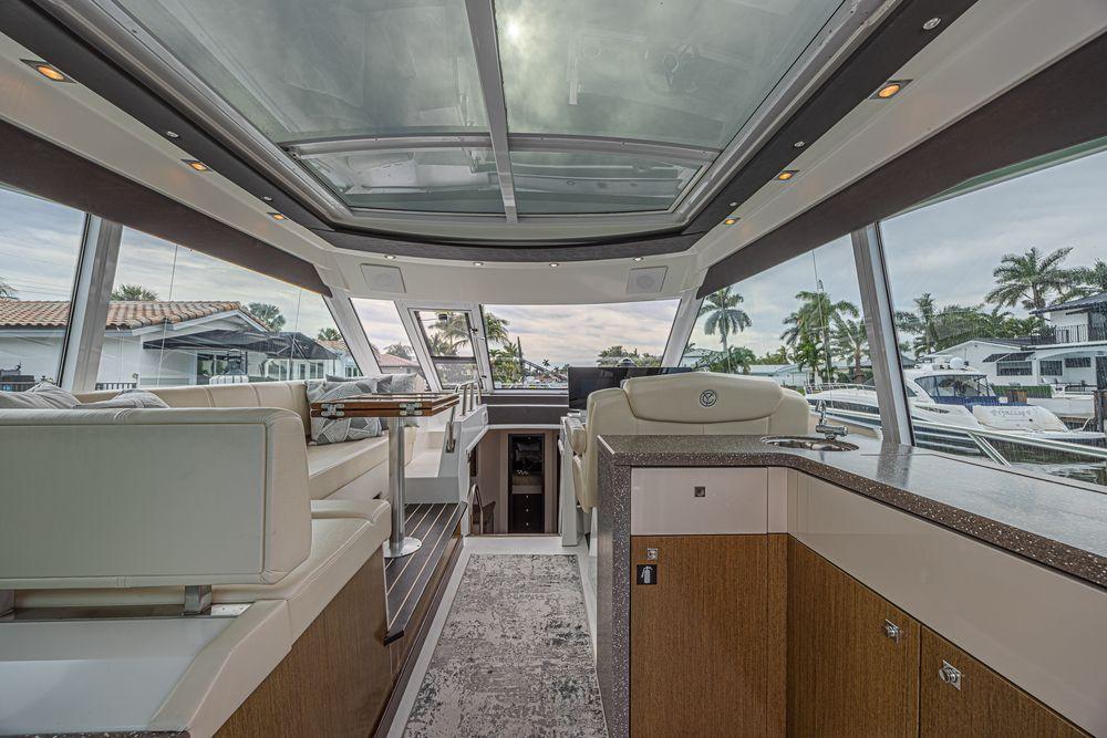 48' 2012 Cruisers Cantius