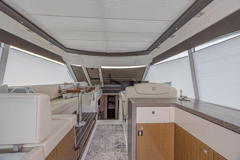 48' 2012 Cruisers Cantius