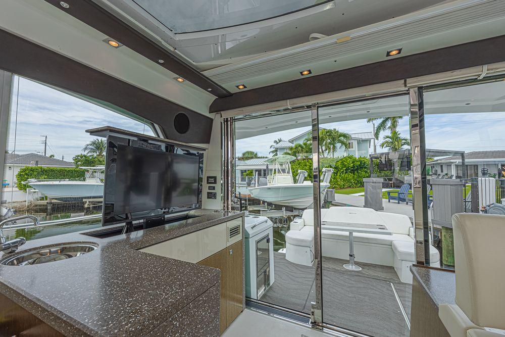 48' 2012 Cruisers Cantius