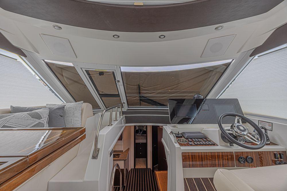 48' 2012 Cruisers Cantius