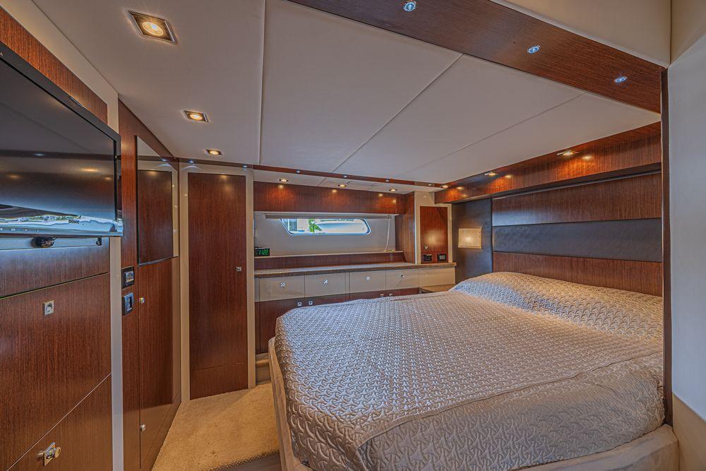 48' 2012 Cruisers Cantius