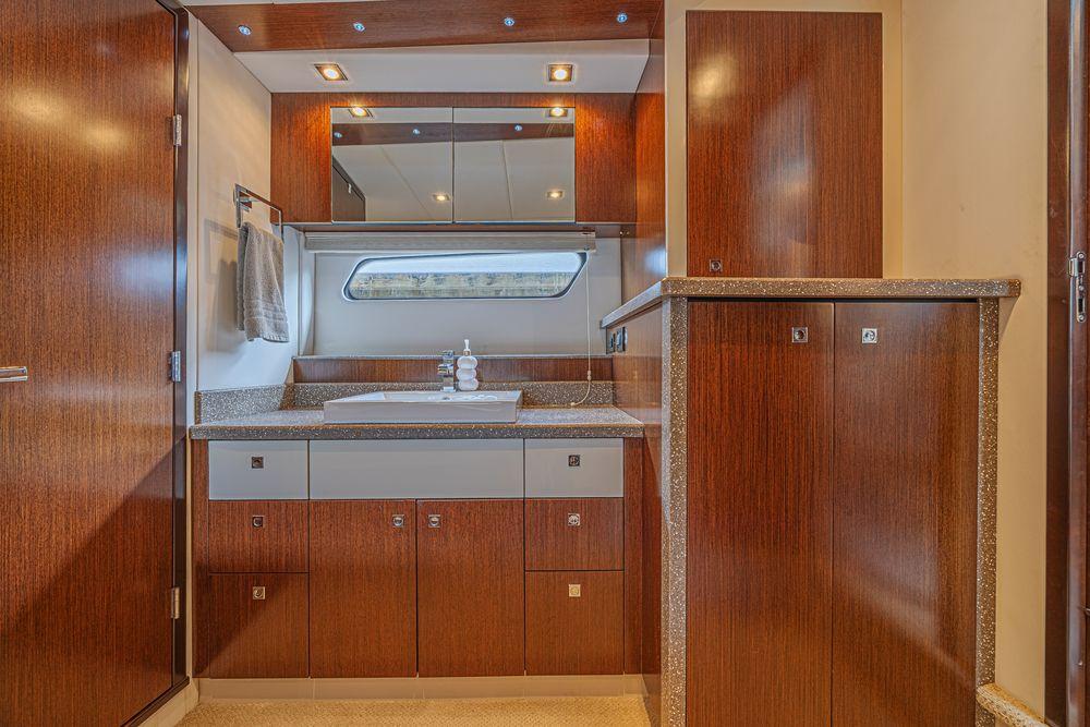 48' 2012 Cruisers Cantius