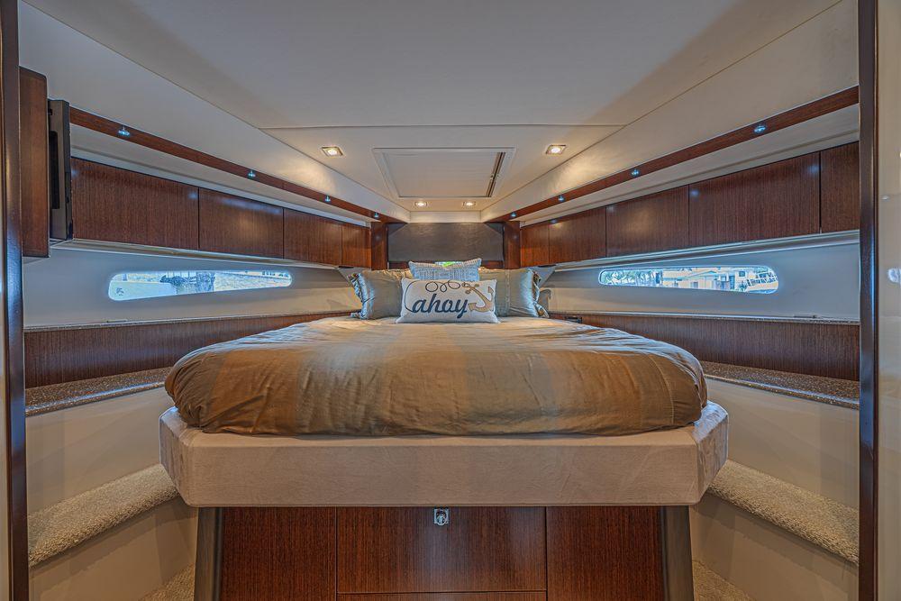 48' 2012 Cruisers Cantius