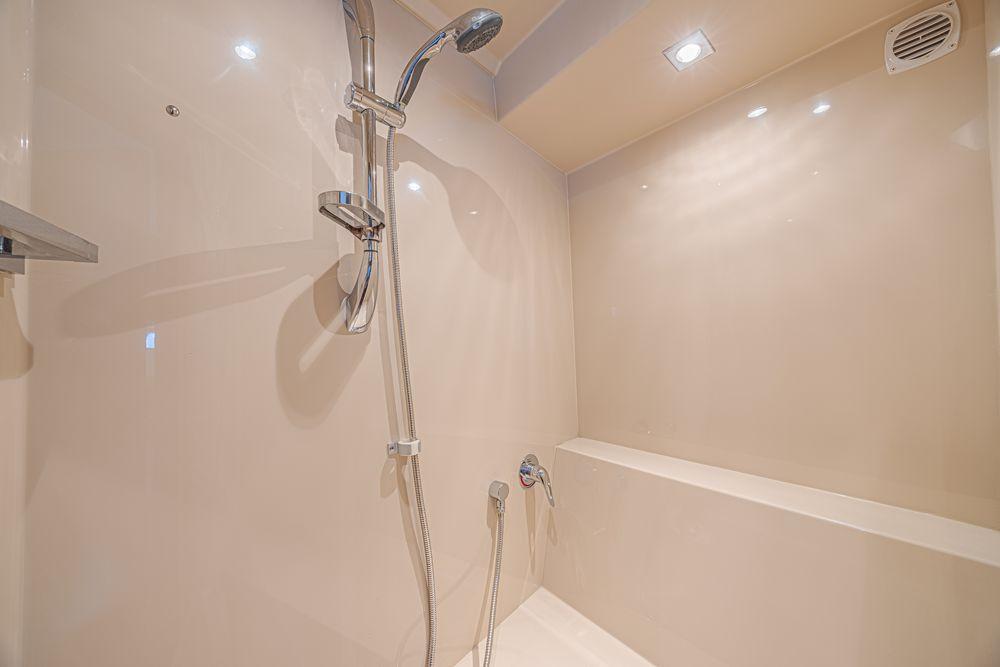 48' 2012 Cruisers Cantius