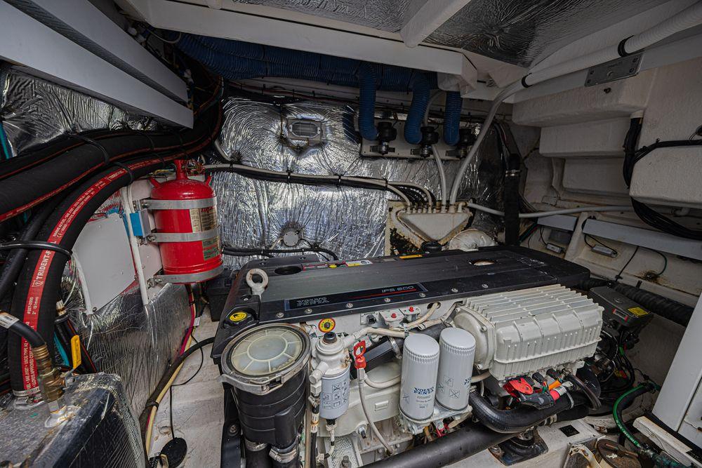 48' 2012 Cruisers Cantius