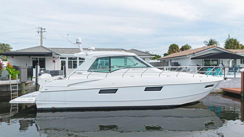 48' 2012 Cruisers Cantius