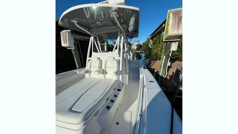 33' 2024 Invincible Open Fisherman