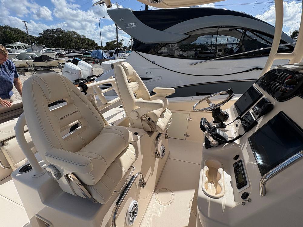 30' 2018 Grady-White Canyon 306