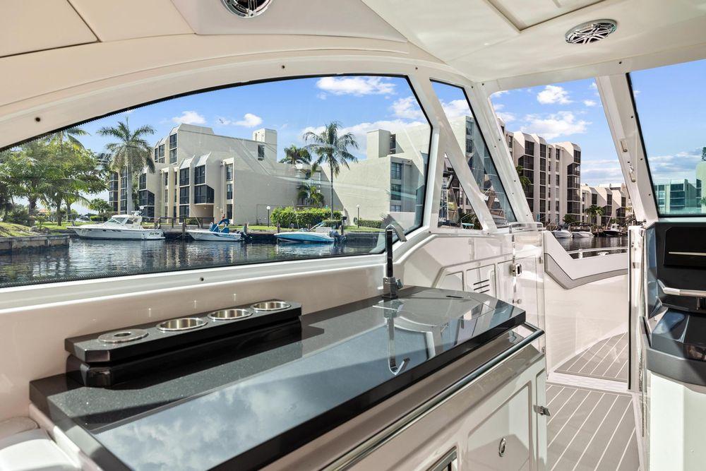 38' 2021 Formula 380 Super Sport Crossover OB