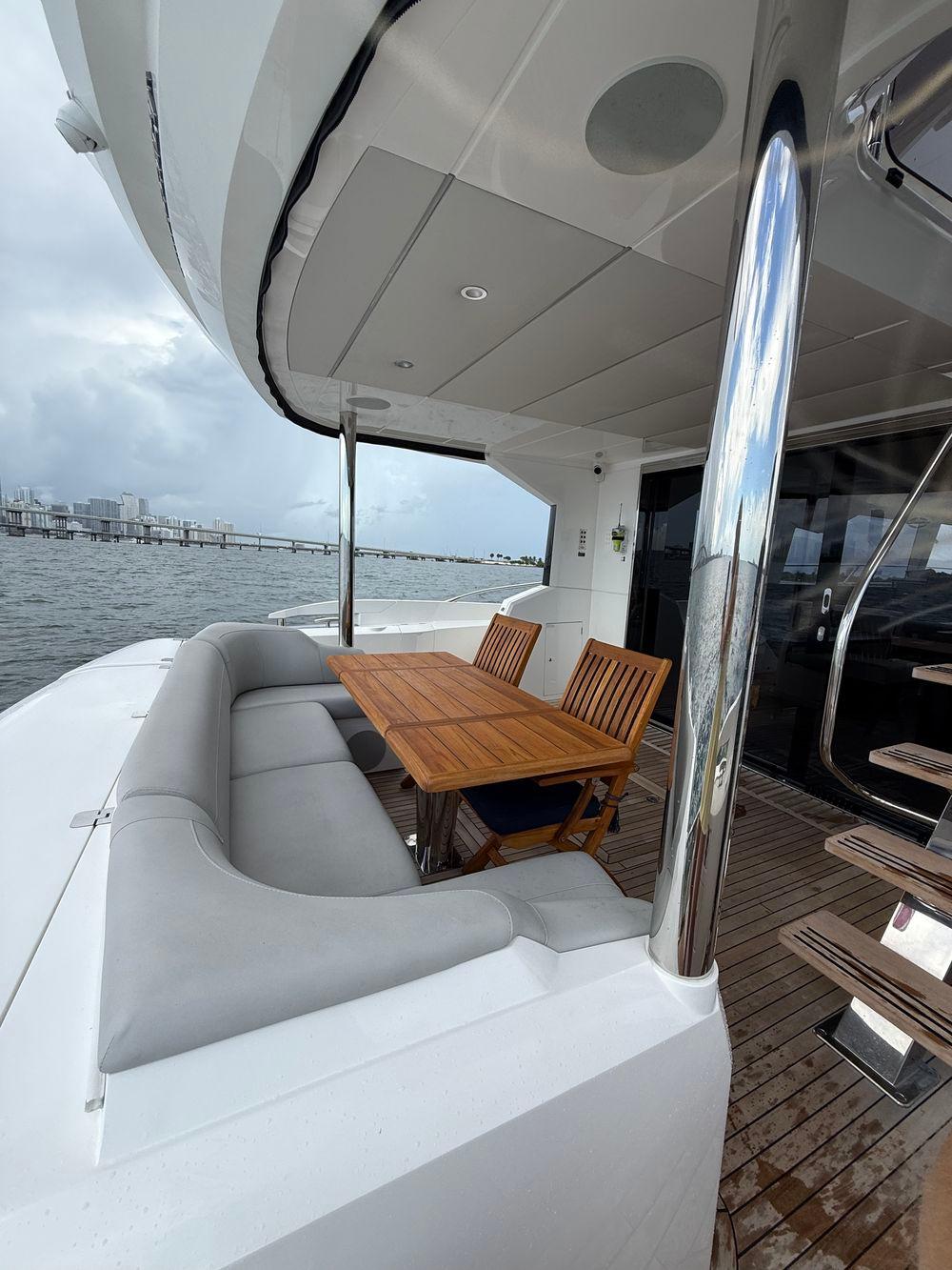 68' 2022 Sunseeker Manhattan 68