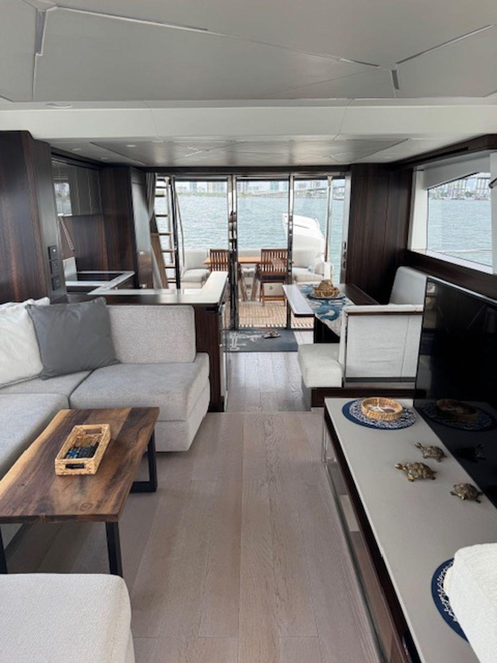 68' 2022 Sunseeker Manhattan 68