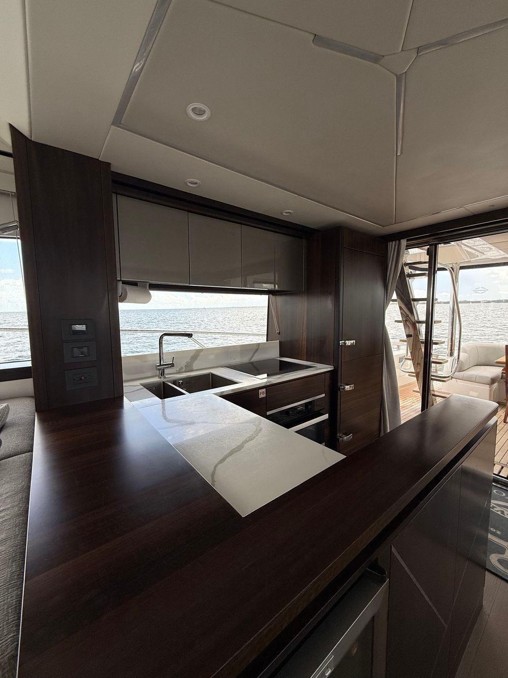 68' 2022 Sunseeker Manhattan 68