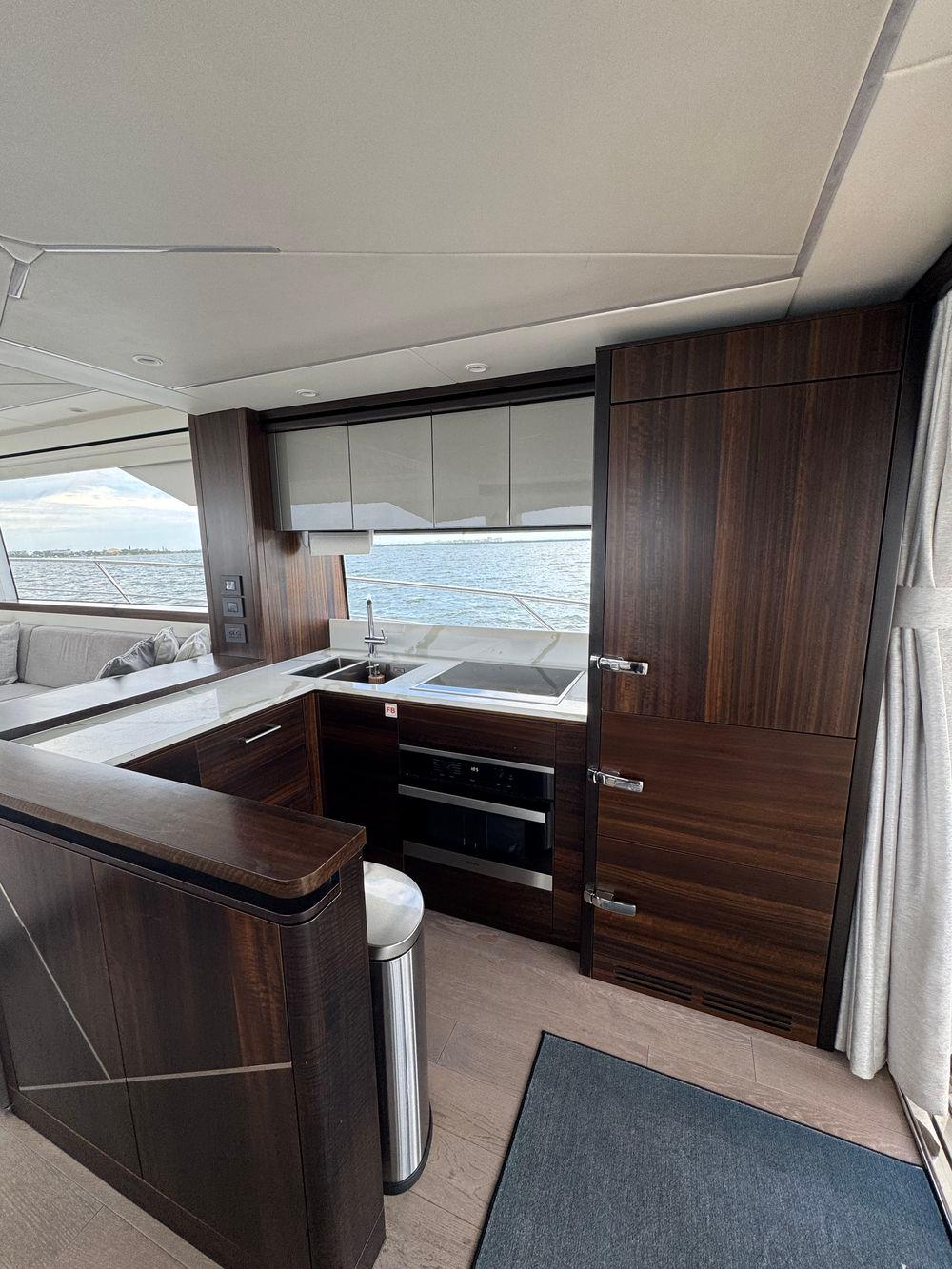 68' 2022 Sunseeker Manhattan 68