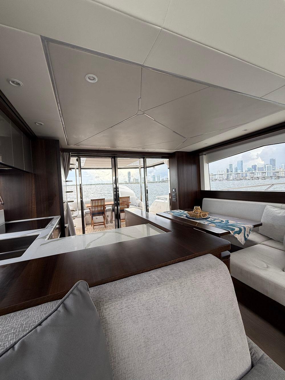 68' 2022 Sunseeker Manhattan 68