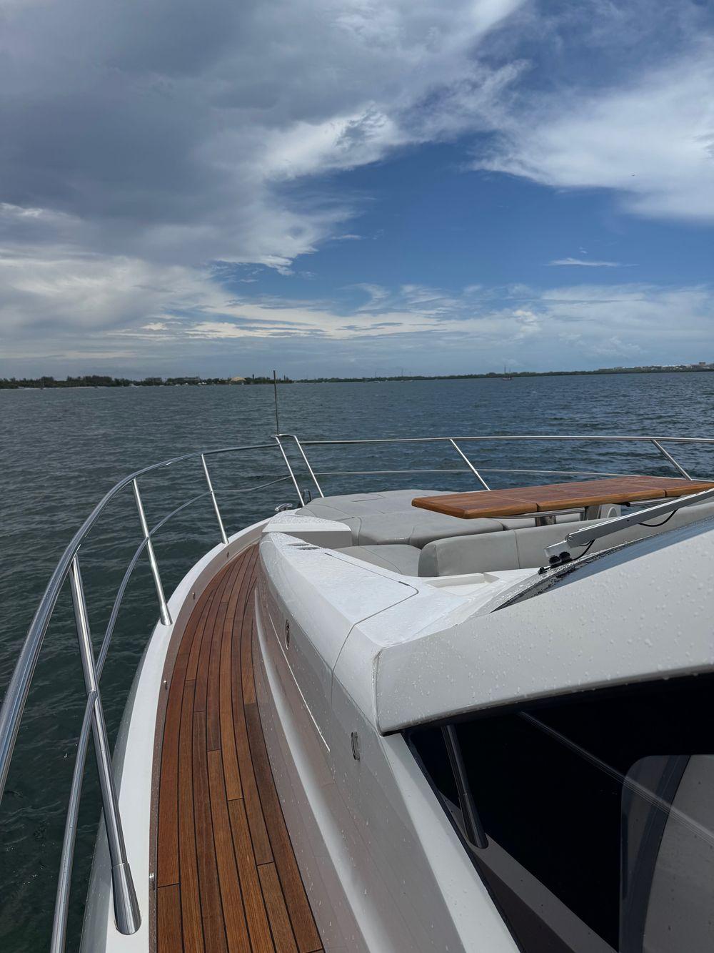 68' 2022 Sunseeker Manhattan 68