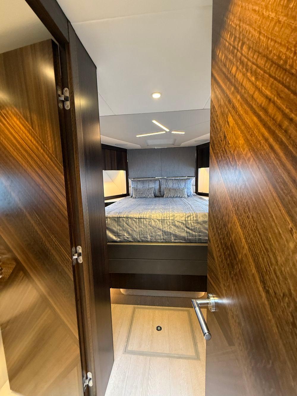 68' 2022 Sunseeker Manhattan 68