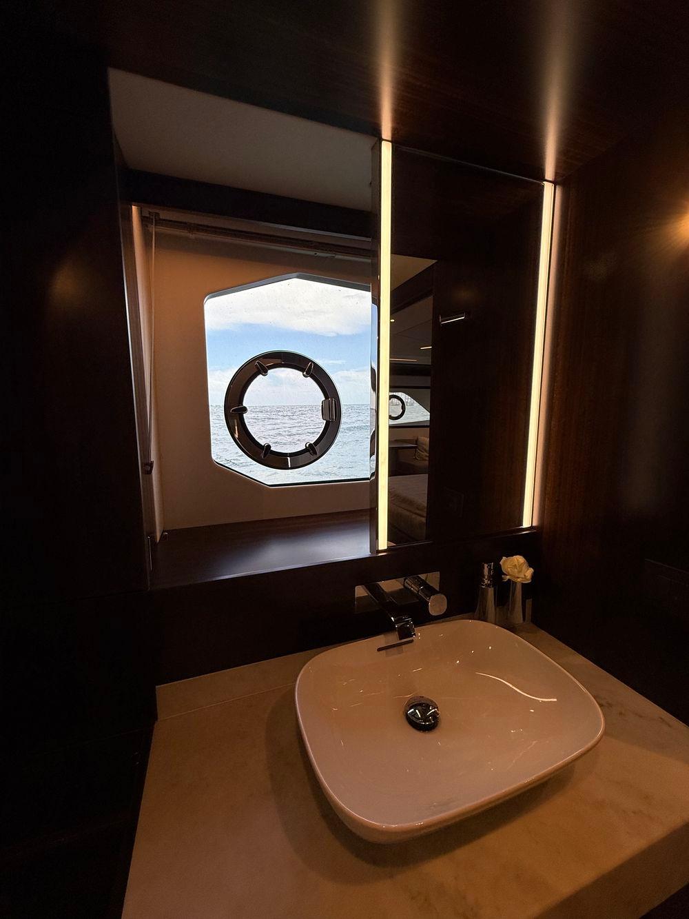 68' 2022 Sunseeker Manhattan 68