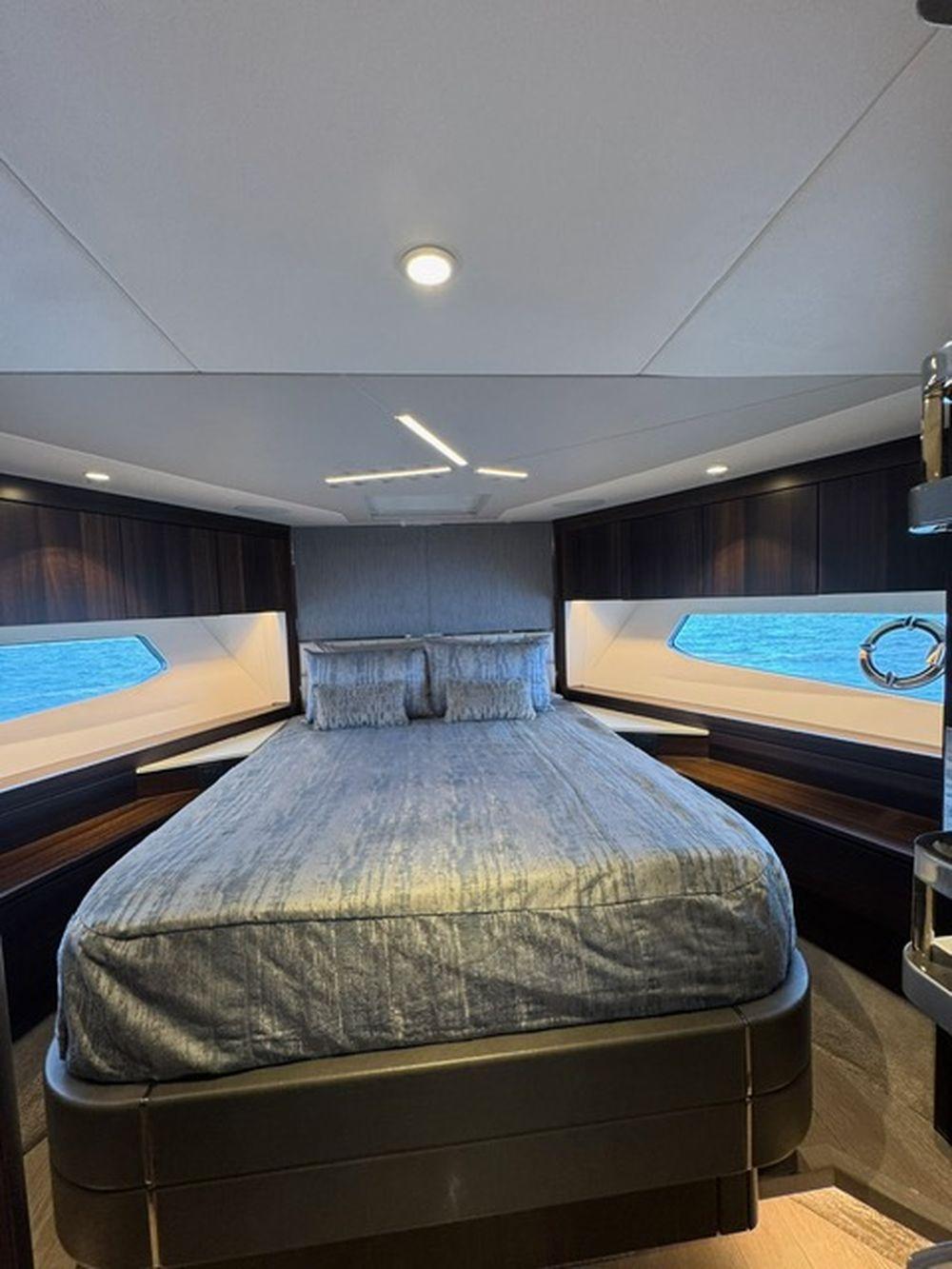 68' 2022 Sunseeker Manhattan 68