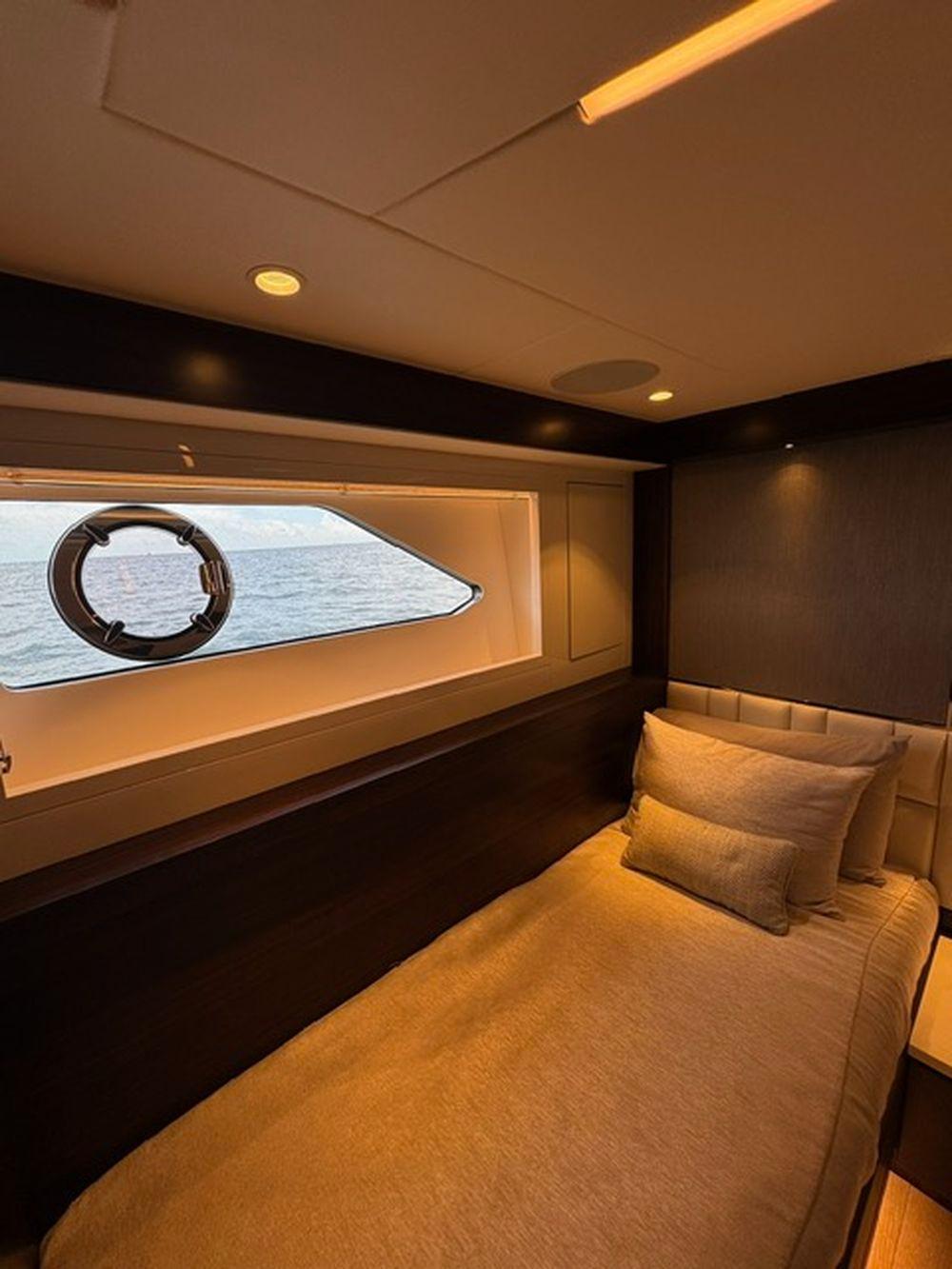 68' 2022 Sunseeker Manhattan 68