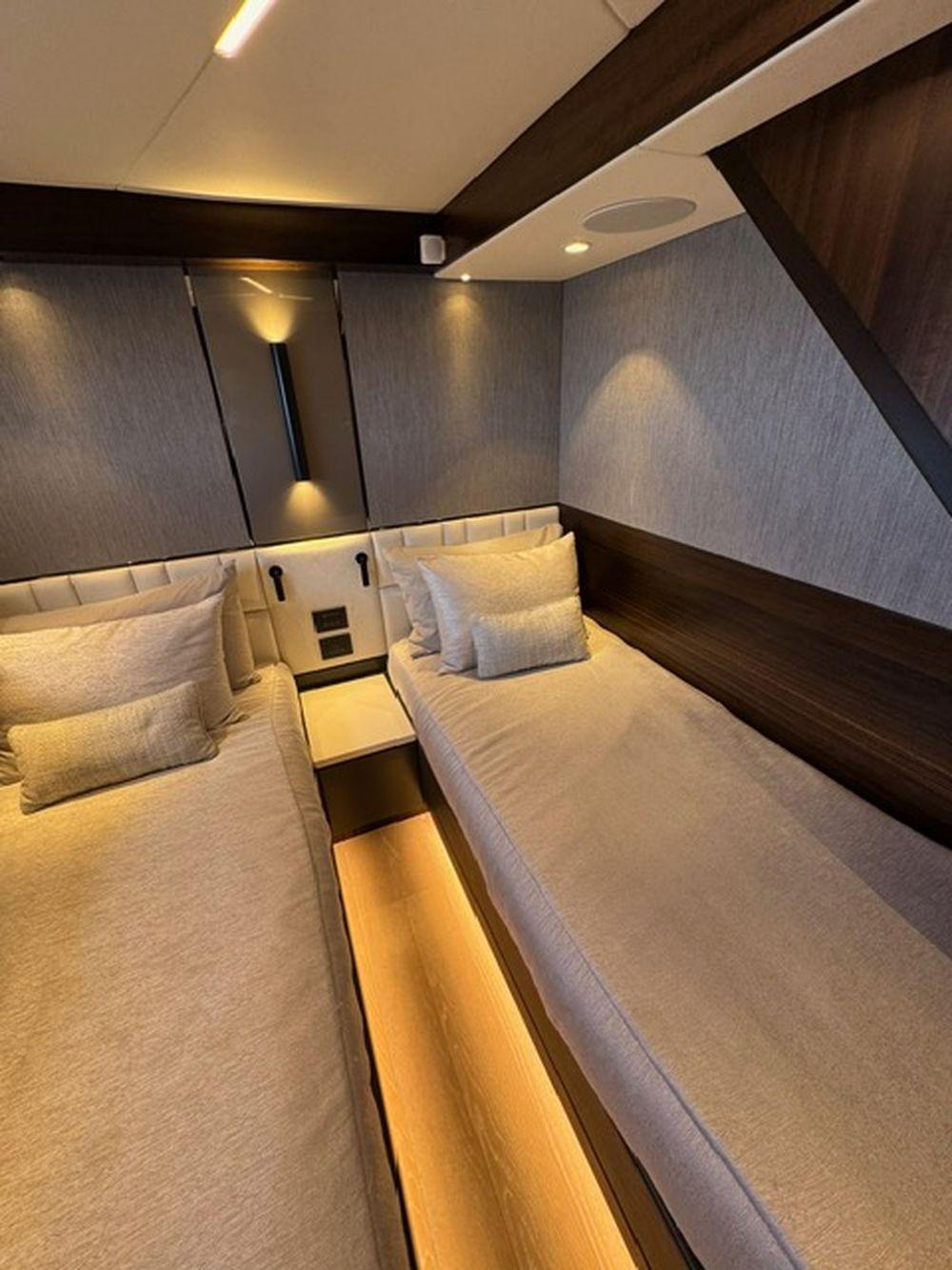 68' 2022 Sunseeker Manhattan 68