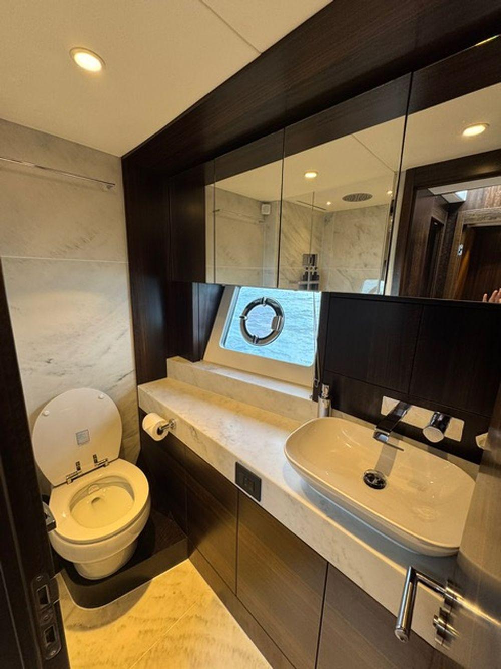 68' 2022 Sunseeker Manhattan 68