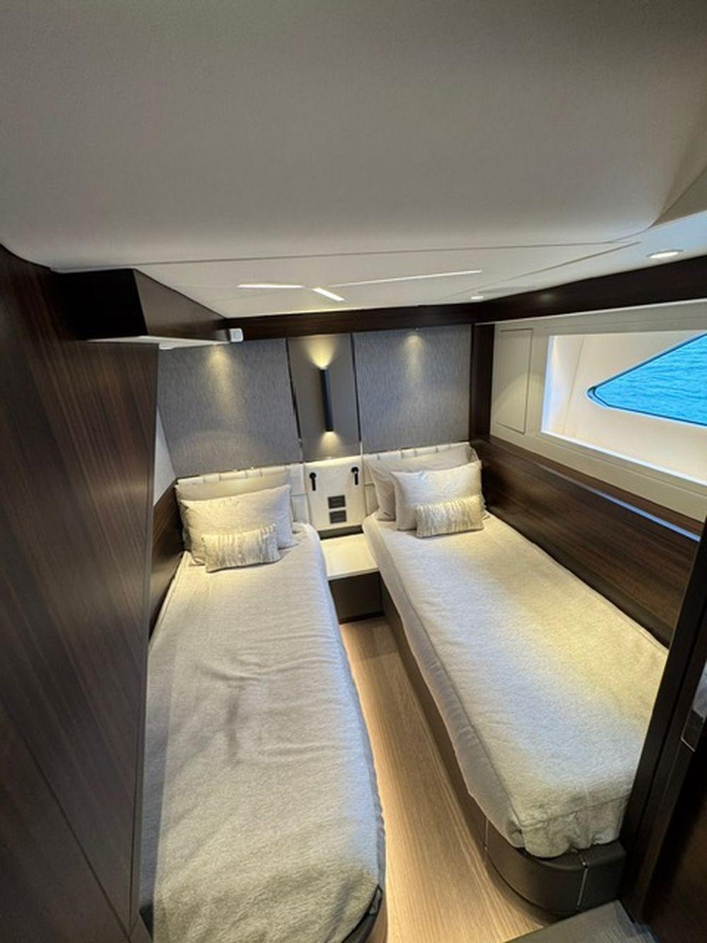 68' 2022 Sunseeker Manhattan 68