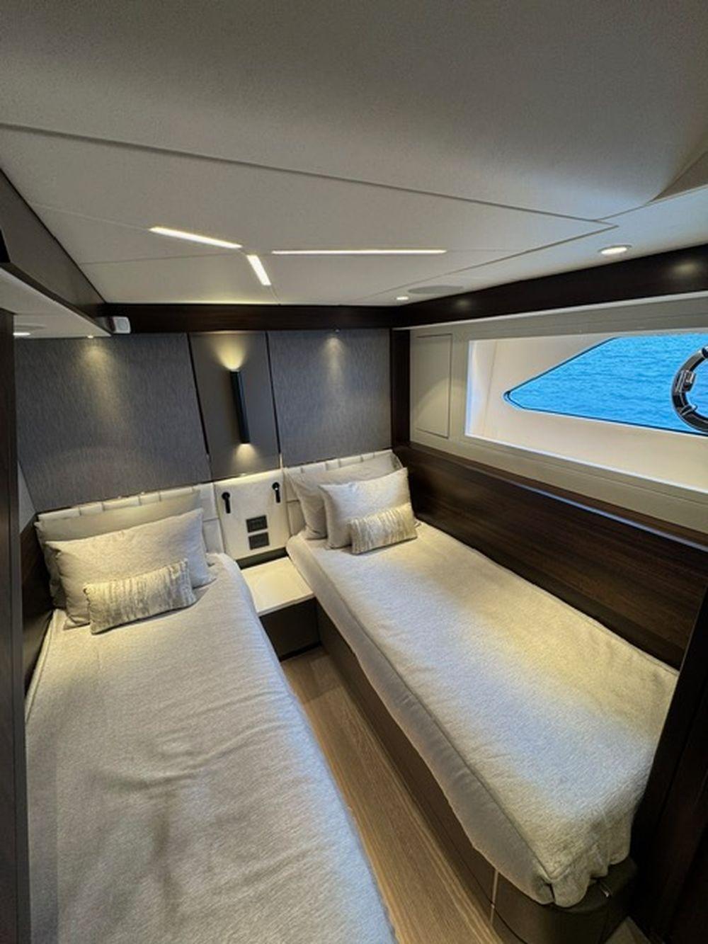 68' 2022 Sunseeker Manhattan 68