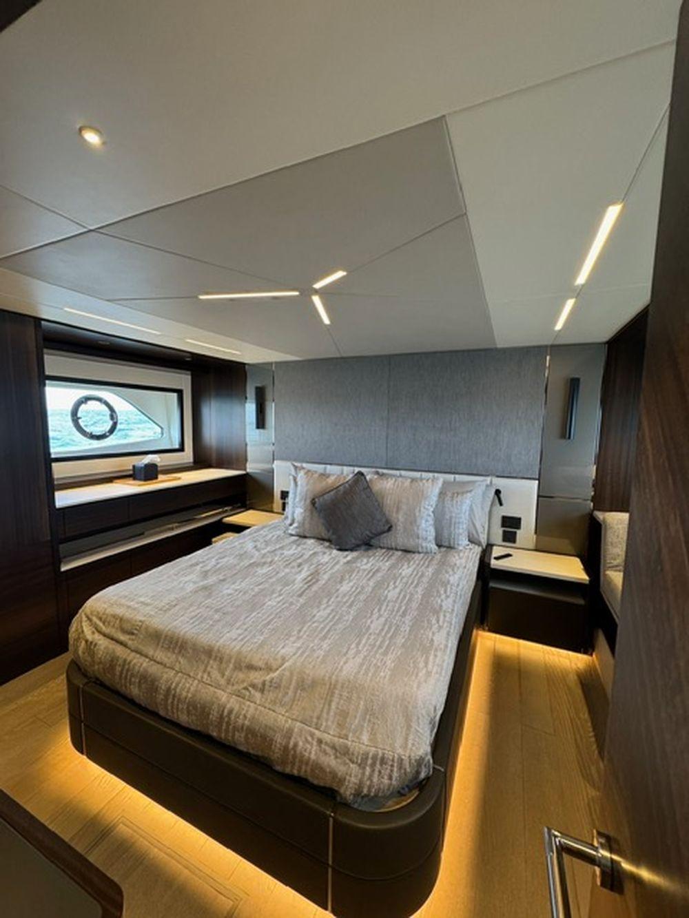 68' 2022 Sunseeker Manhattan 68