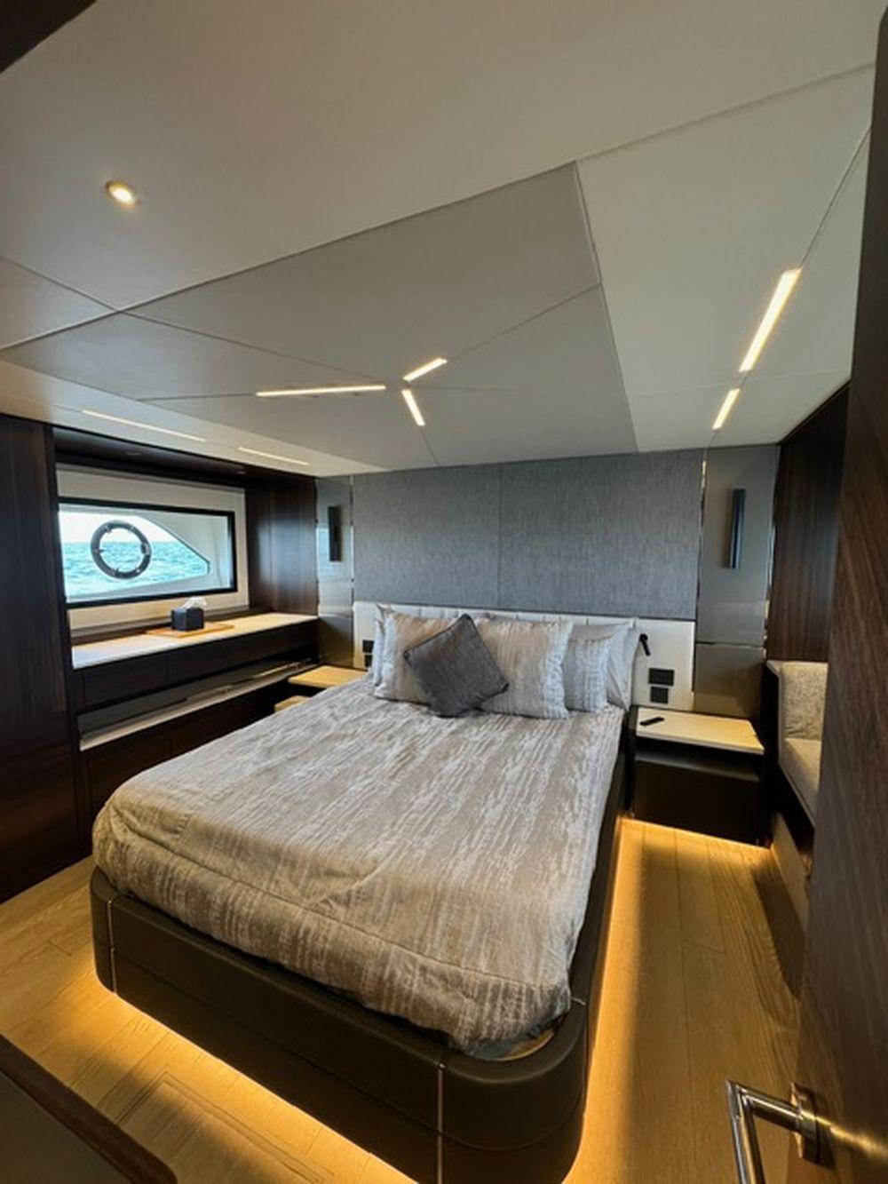 68' 2022 Sunseeker Manhattan 68