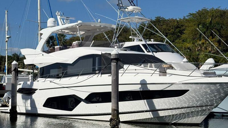 68' 2022 Sunseeker Manhattan 68