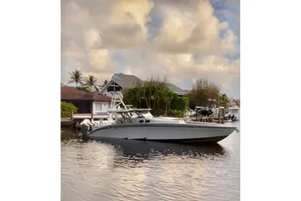 52' 2025 Midnight Express