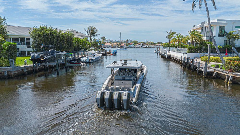 52' 2025 Midnight Express 52 Vitesse