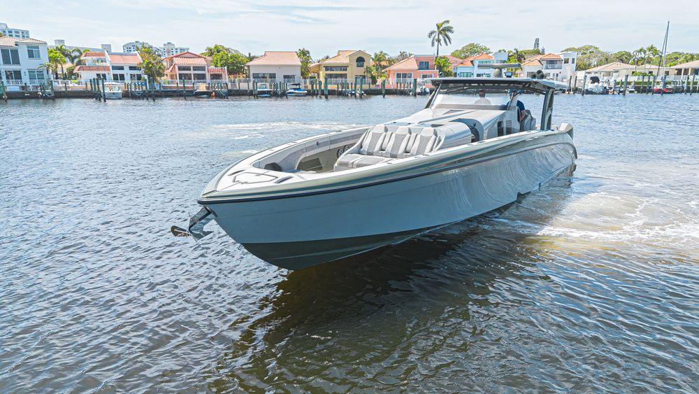 52' 2025 Midnight Express 52 Vitesse