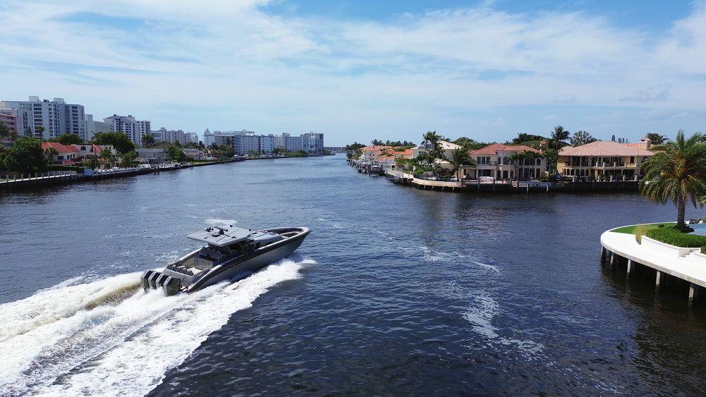 52' 2025 Midnight Express 52 Vitesse