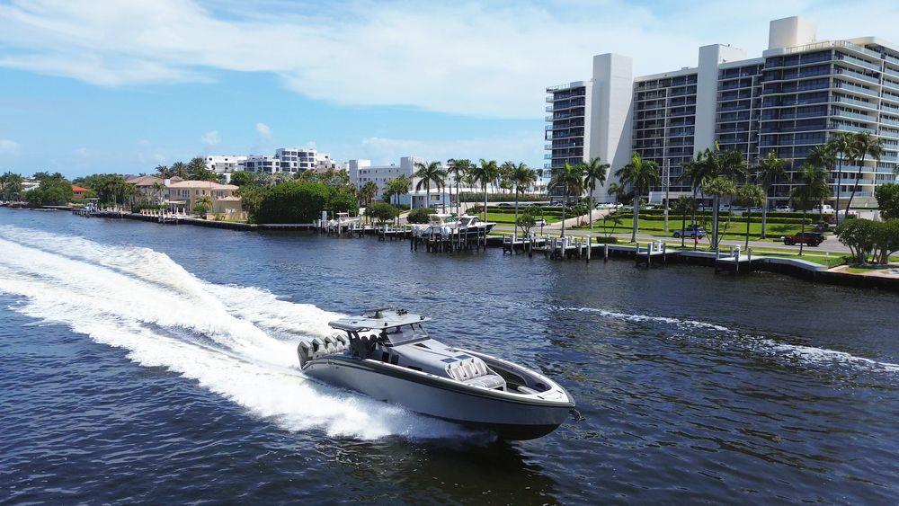 52' 2025 Midnight Express 52 Vitesse