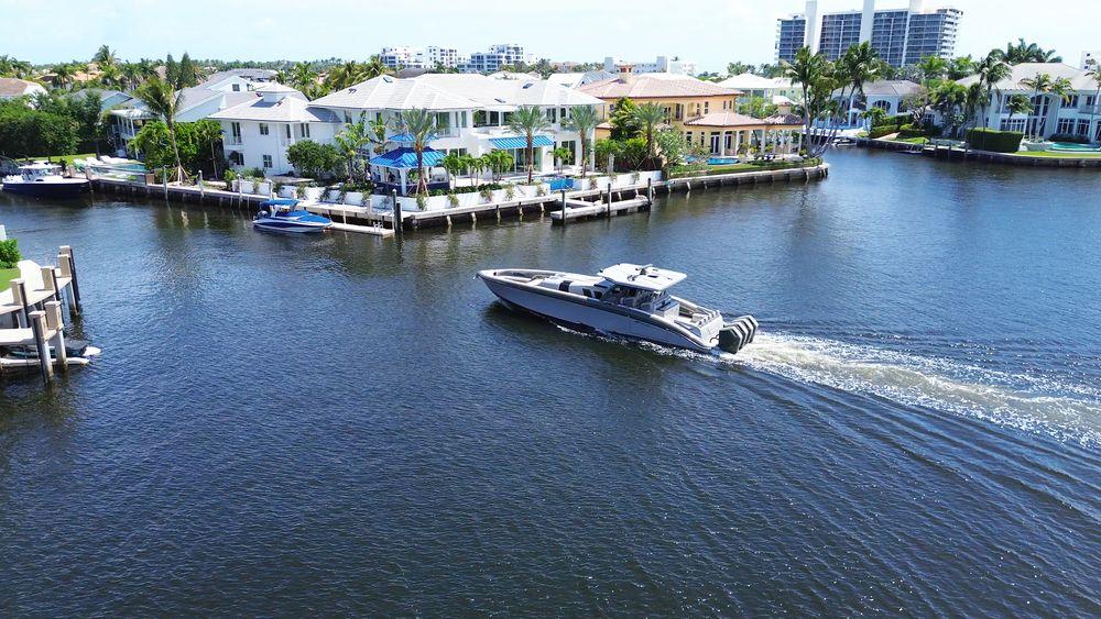 52' 2025 Midnight Express 52 Vitesse