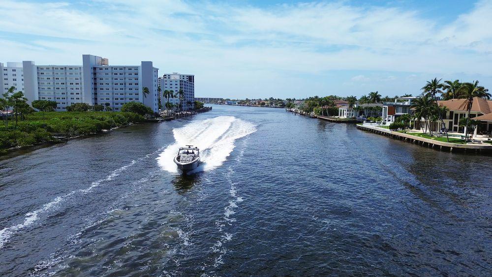 52' 2025 Midnight Express 52 Vitesse