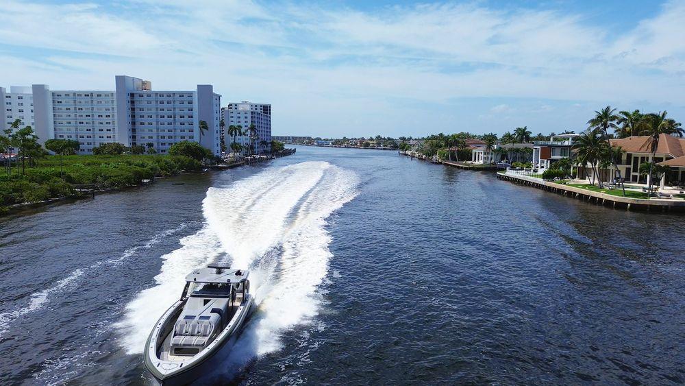 52' 2025 Midnight Express 52 Vitesse