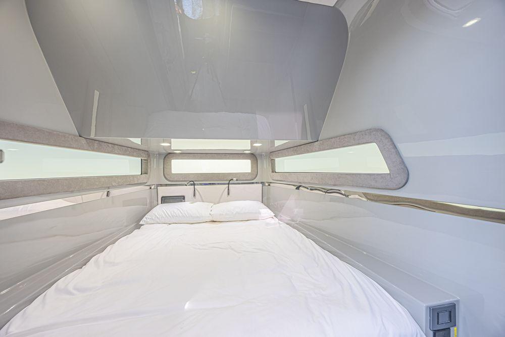 52' 2025 Midnight Express 52 Vitesse